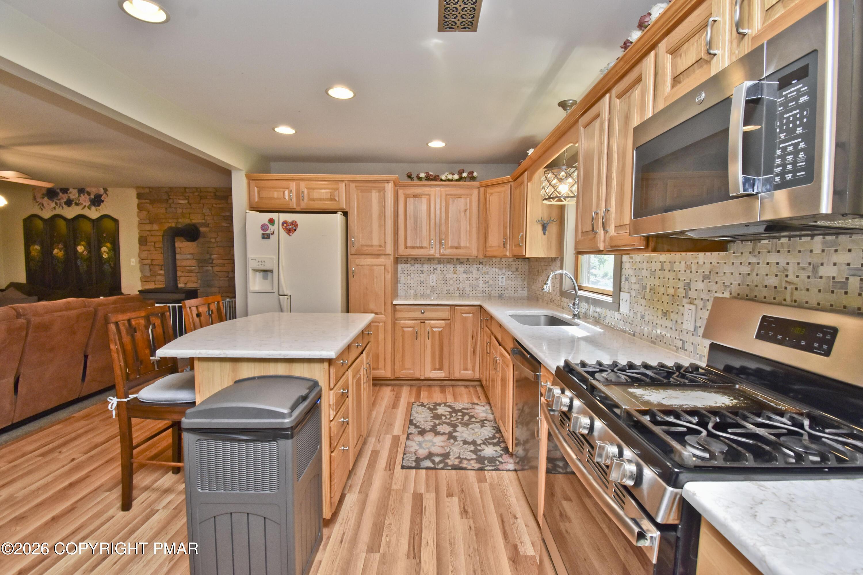 Image 3: 2 Kitchen (2)