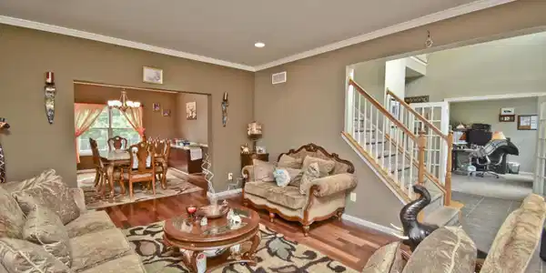Image 3: 2 Living Room (2)