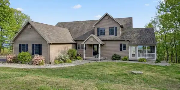 Image 4: 317 Valley View Dr 002 Large