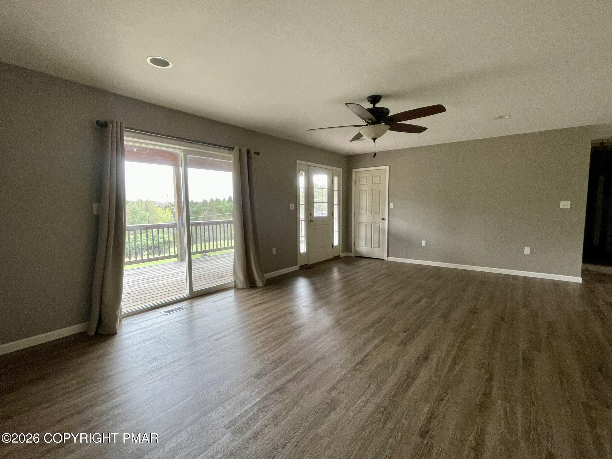 Image 4: Living Room