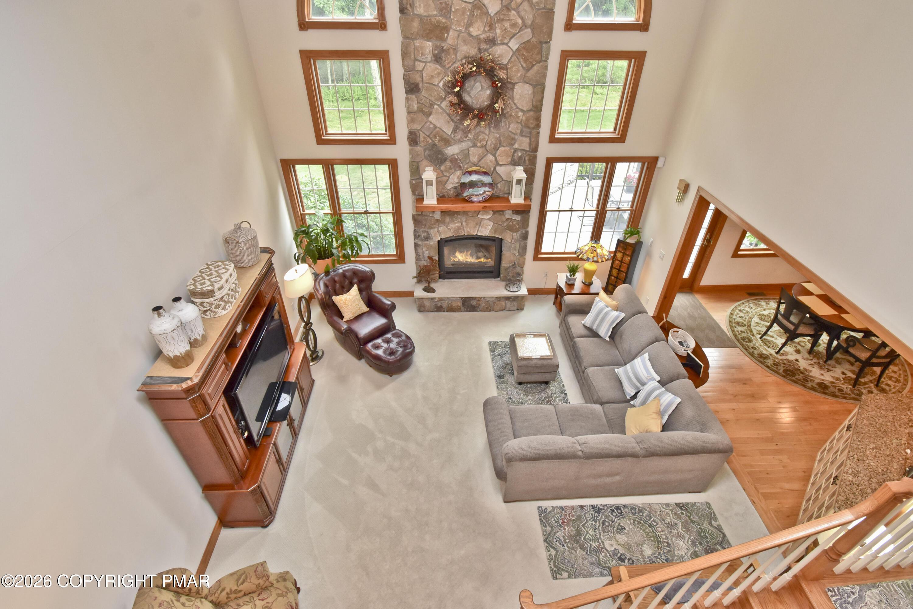 Image 2: 2 Living Room