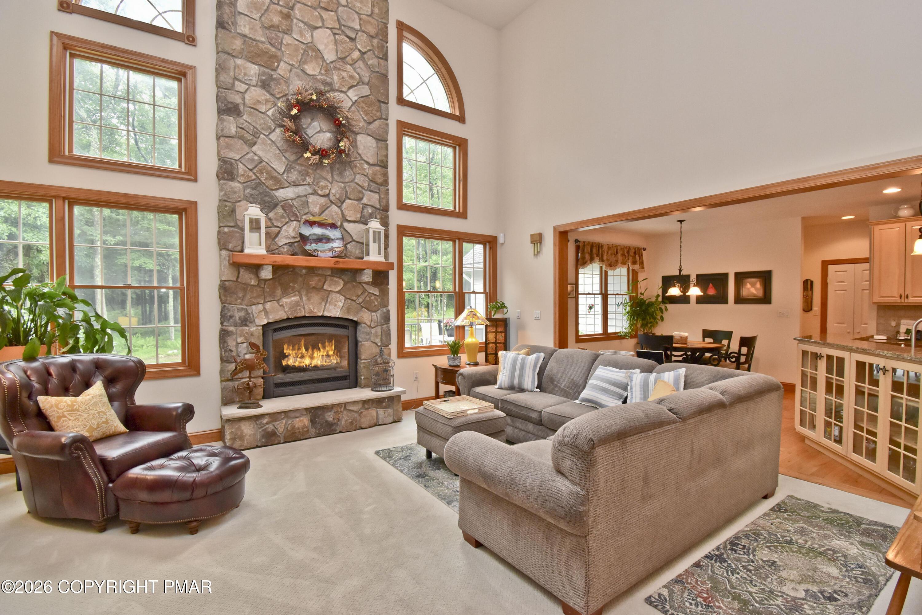 Image 3: 2 Living Room (1)