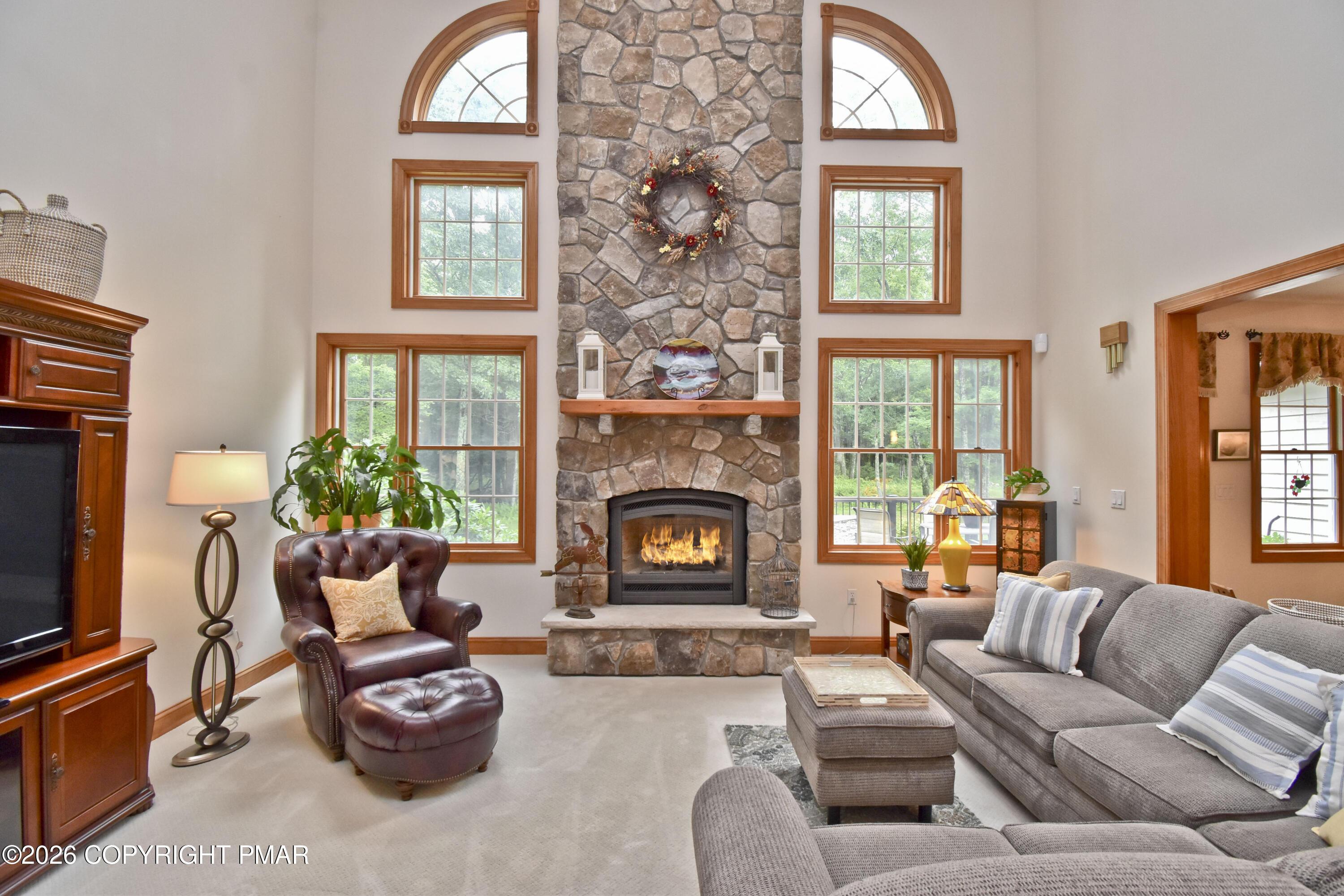 Image 4: 2 Living Room (2)