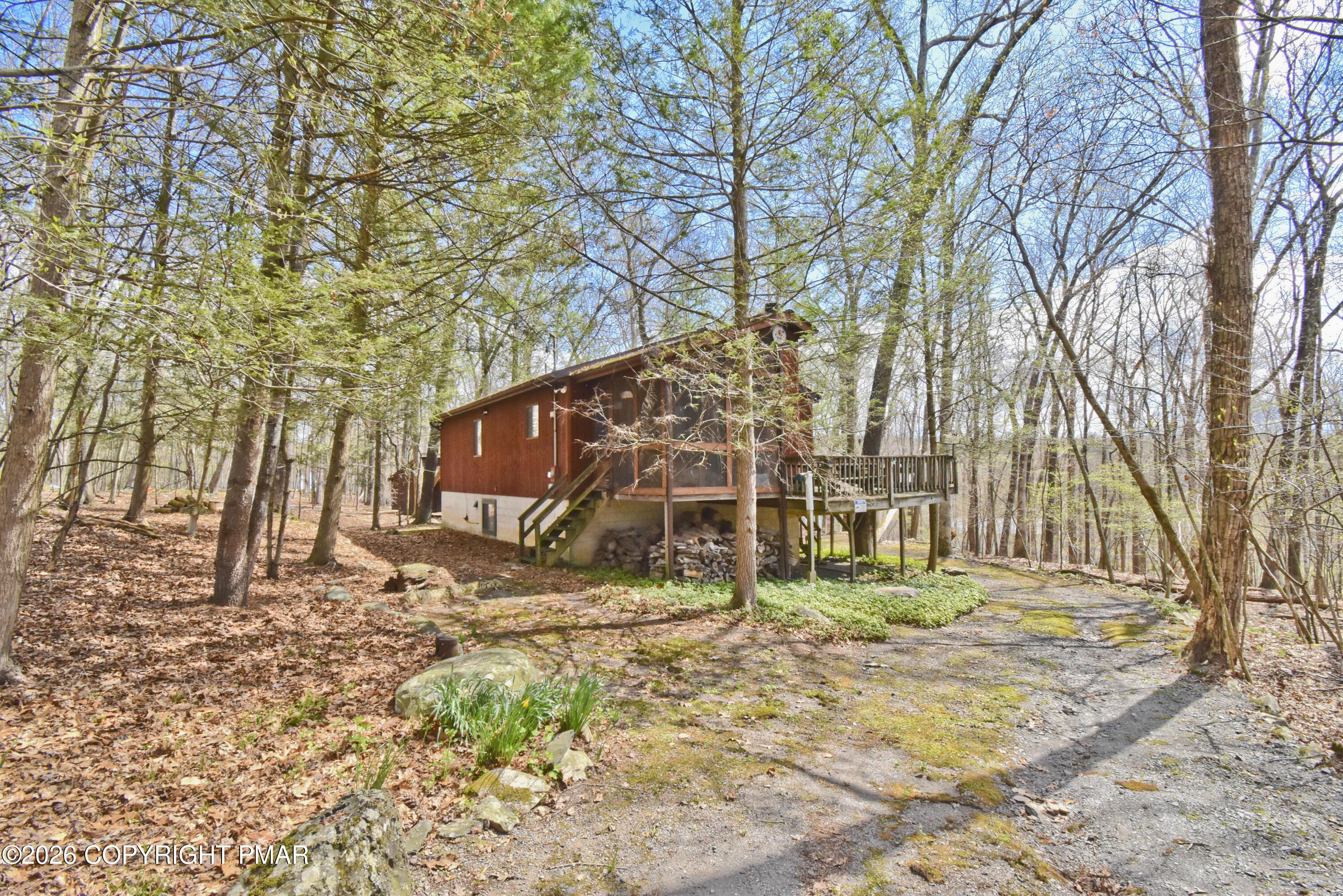 Image 2: 2 Driveway View