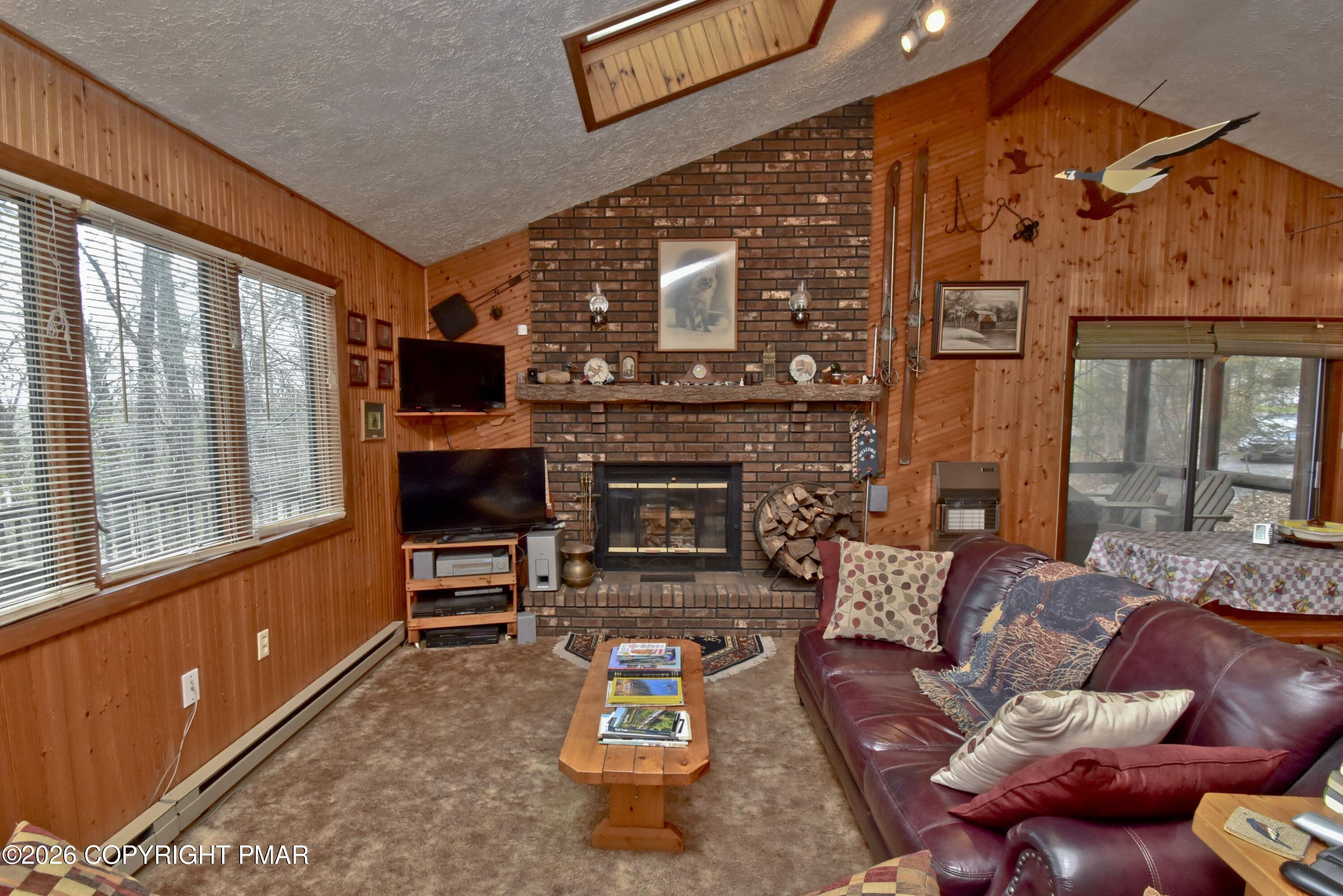 Image 4: 3 Living Room (2)