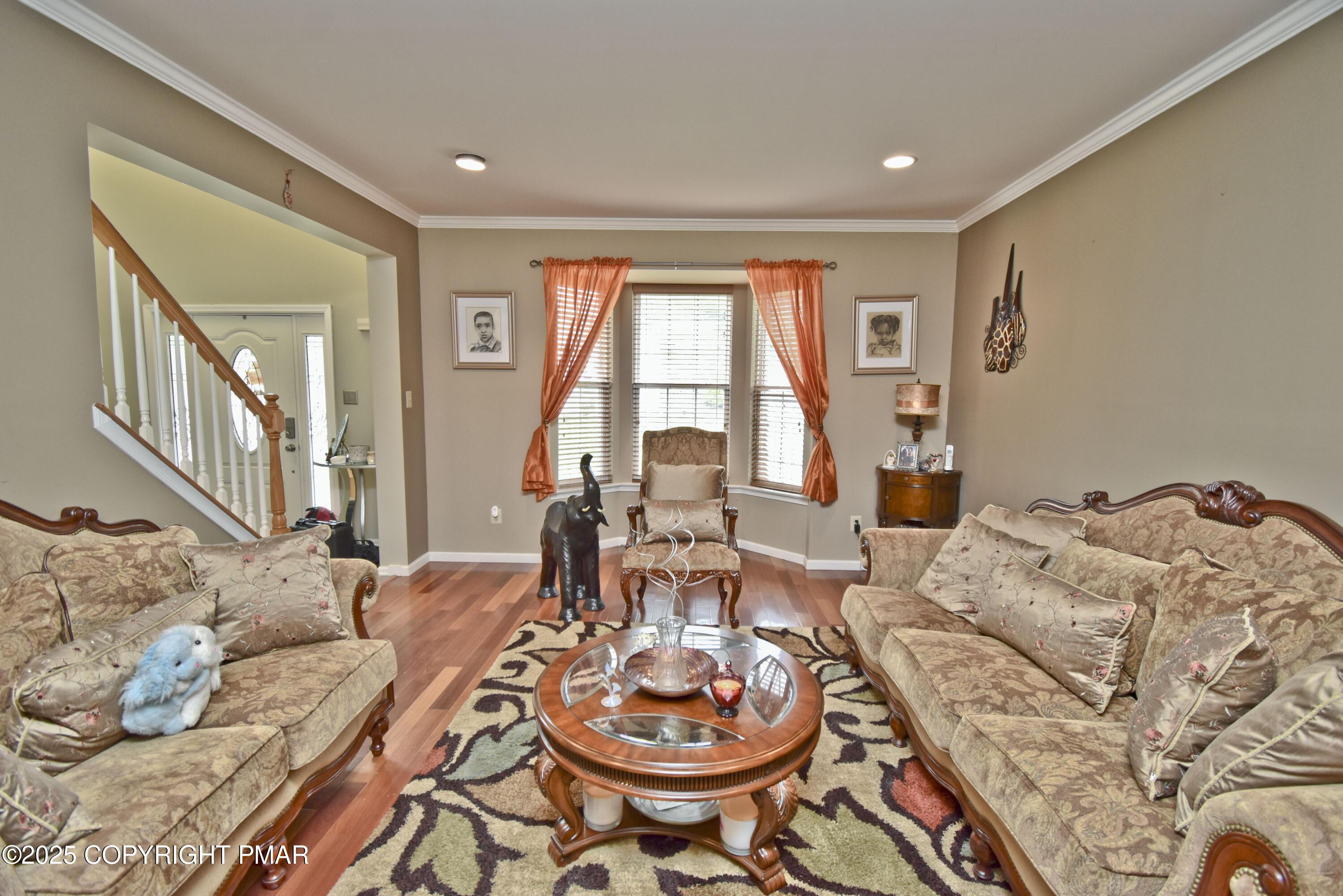 Image 2: 2 Living Room (3)