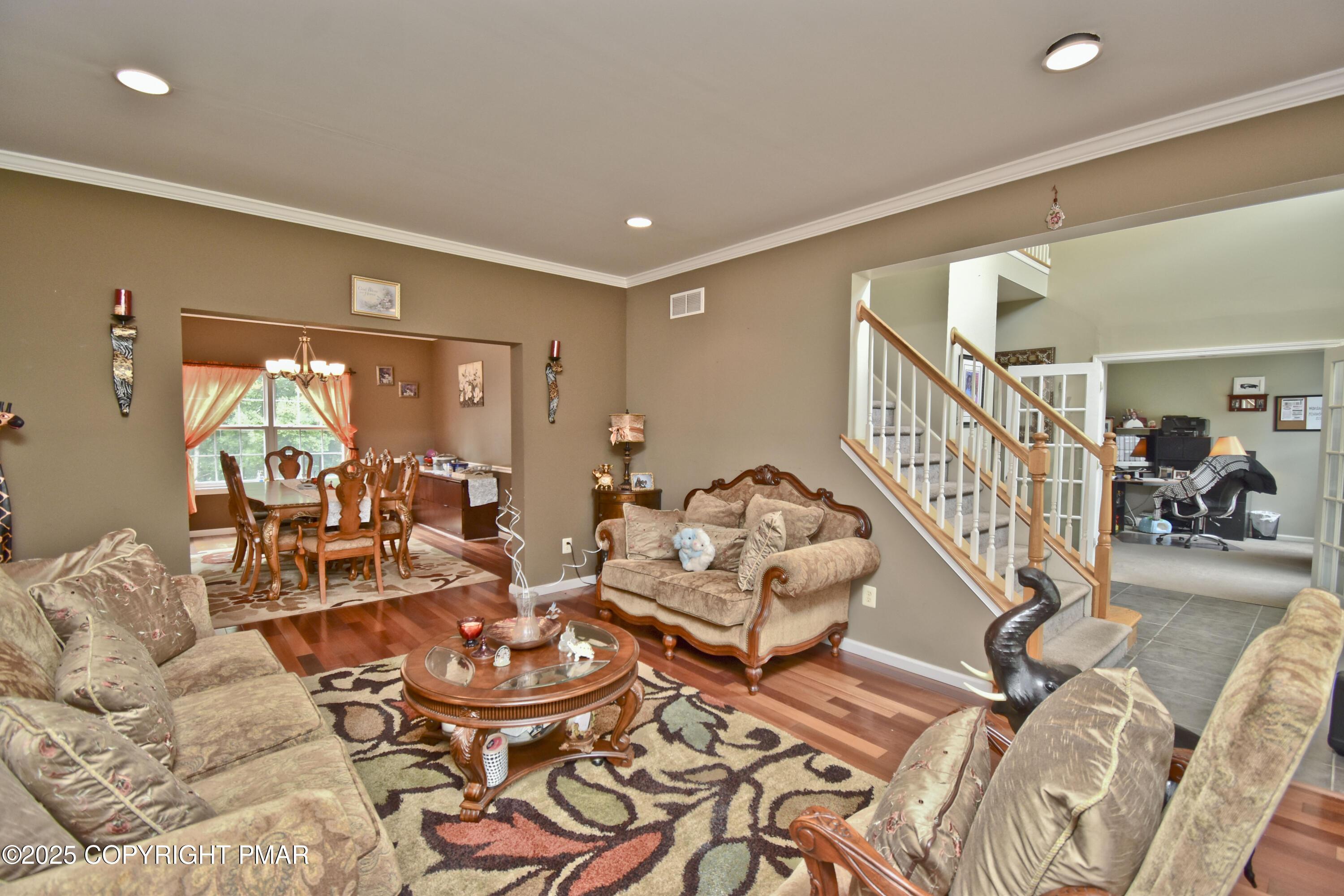 Image 3: 2 Living Room (2)