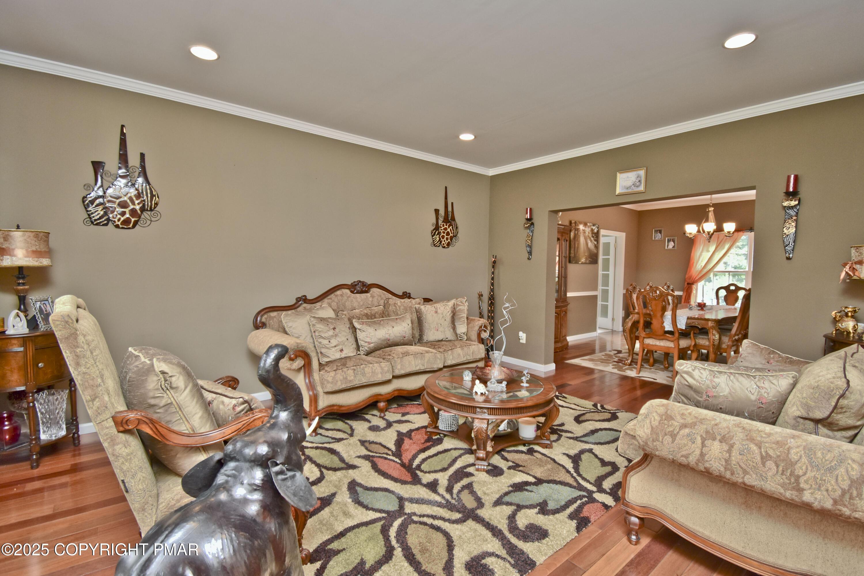 Image 4: 2 Living Room (1)