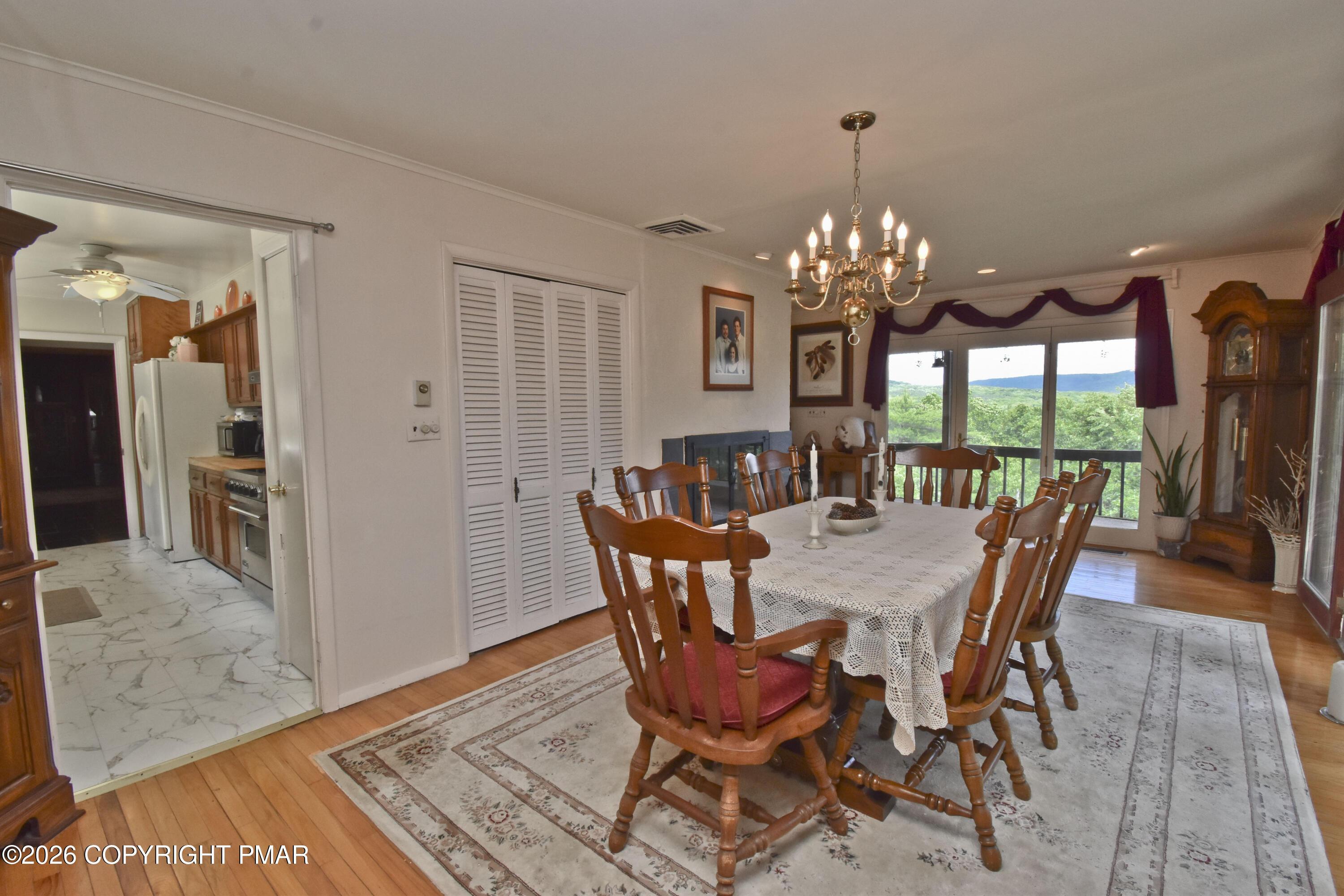 Image 4: 2 Dining (2)