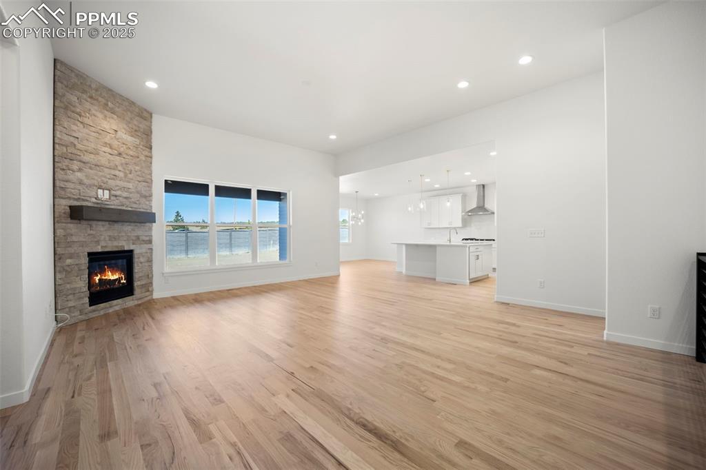 Image 4: Living Room