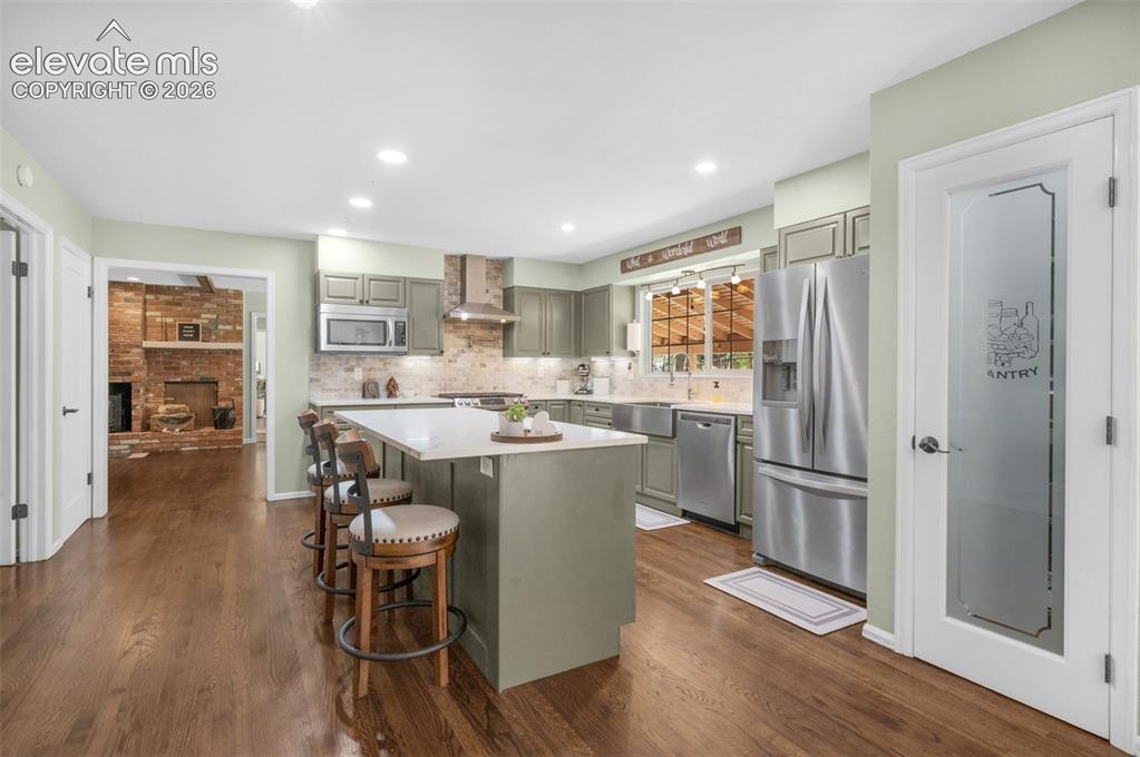 Image 4: Kitchen