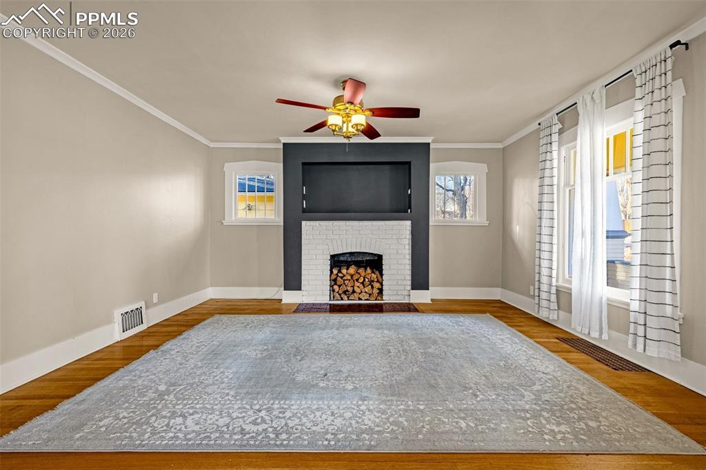 Image 4: Living Room