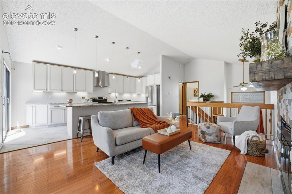 Image 3: Living Room