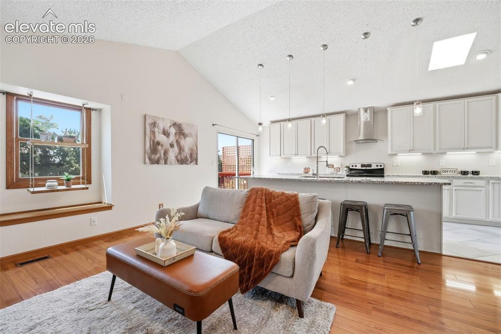 Image 4: Living Room