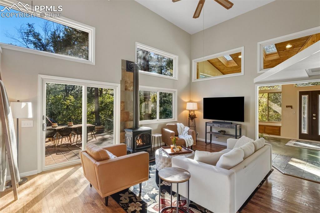 Image 4: Living Room