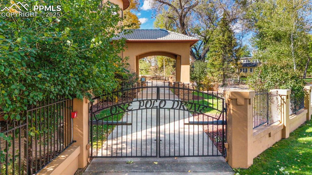 Image 2: Gated Drive-Through Driveway
