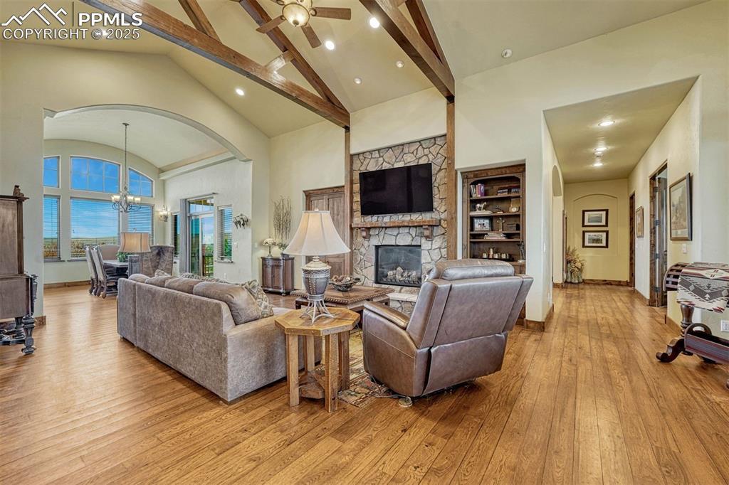 Image 4: Living Room