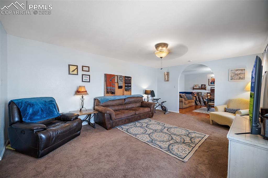 Image 4: Living Room