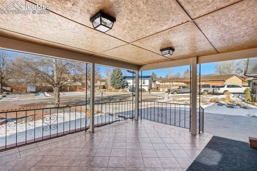 Image 4: Front Covered patio.