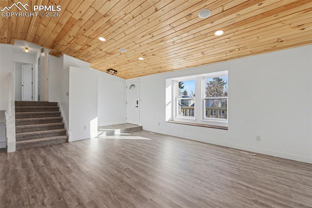 Image 3: Living Room