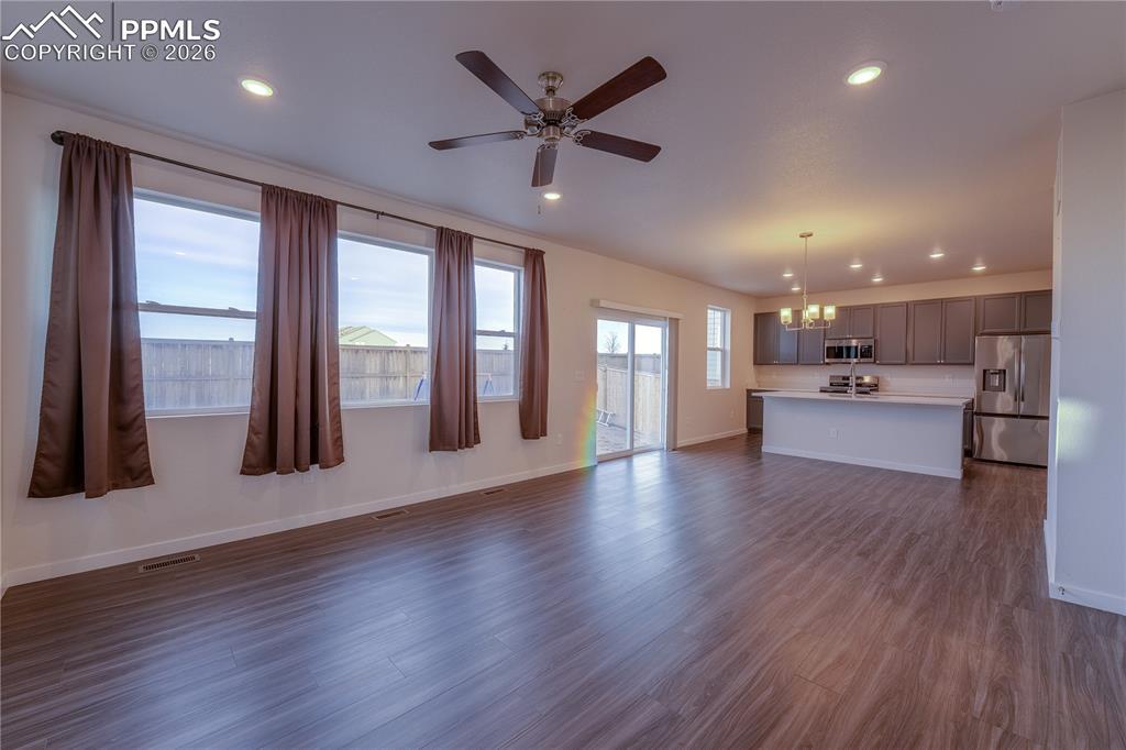 Image 4: Living Room