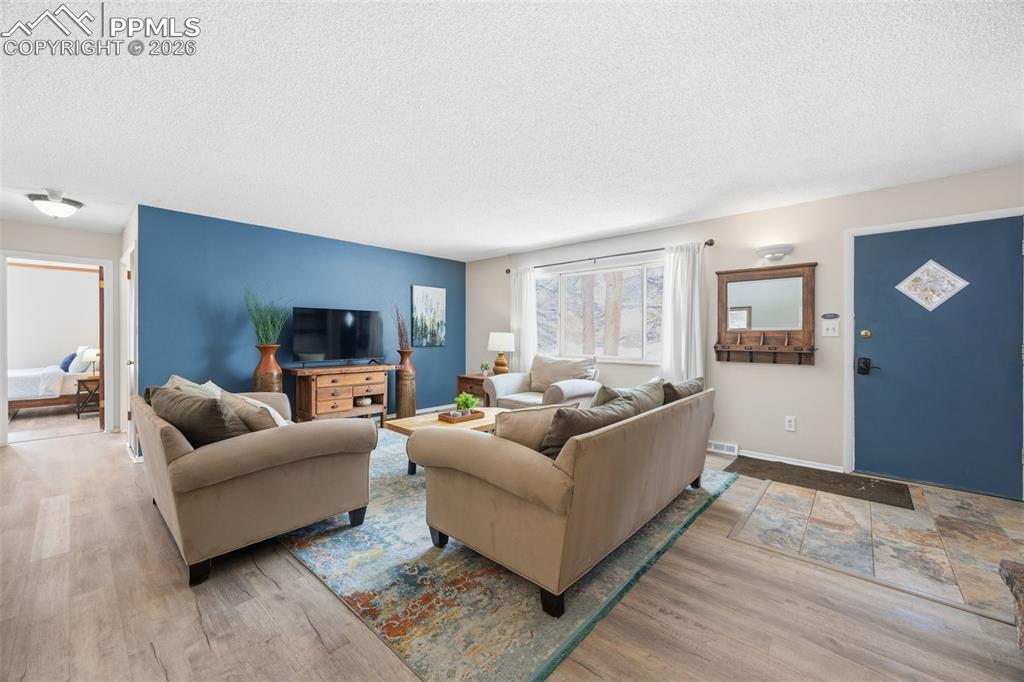 Image 4: Living Room