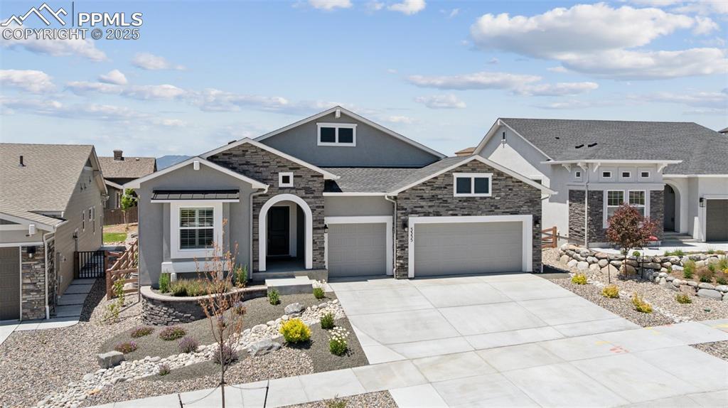 Image 2: Gorgeous landscaping is low maintenance!