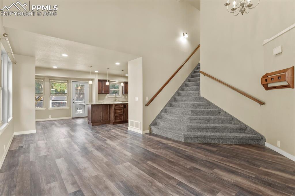 Image 4: Living Room