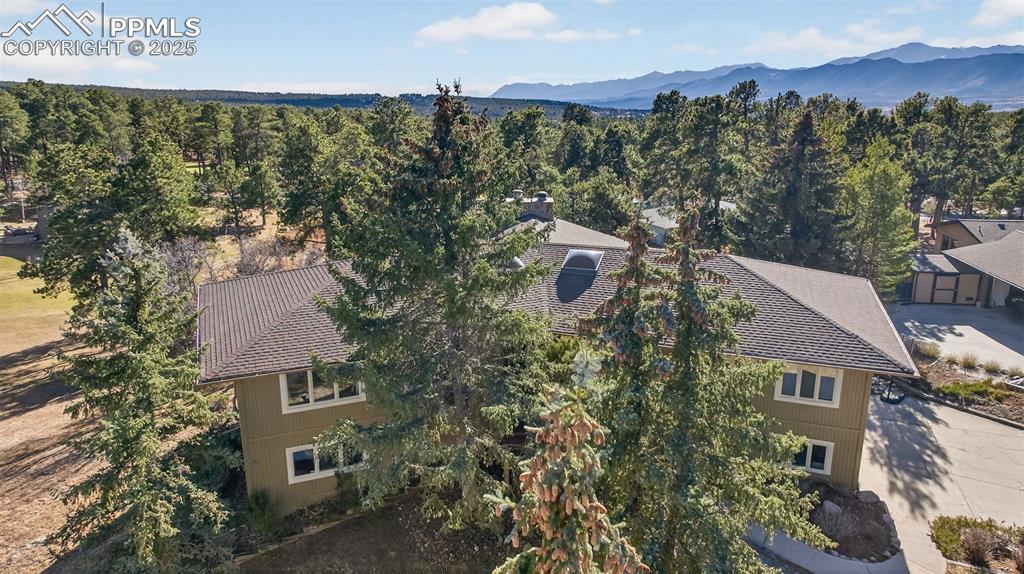 Image 4: Quiet cul-de-sac living and views!