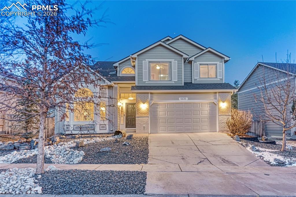 Image 1: Well maintained home with central air in Pinon Valley!