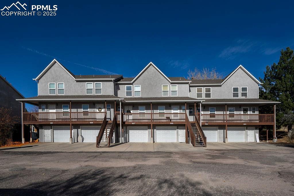 Image 1: Well maintained 2BR, 3 BA townhome with an oversized 1-car garage in Brant Hollow.