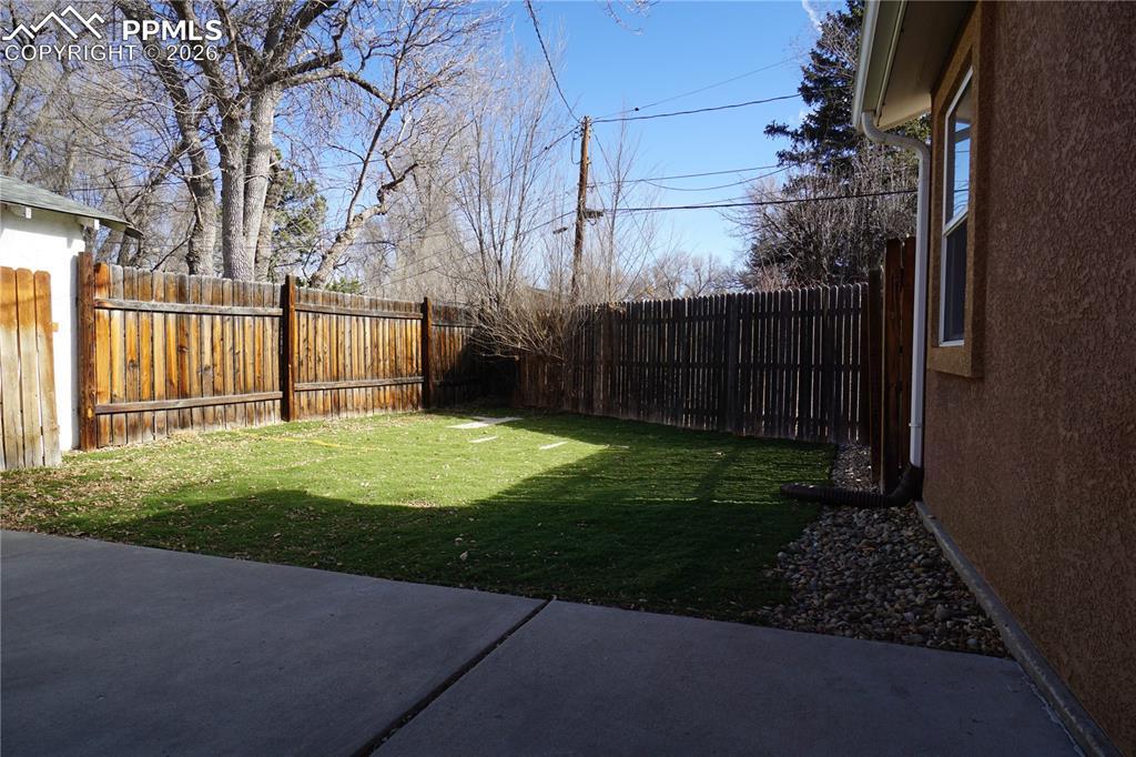 Image 3: Yard