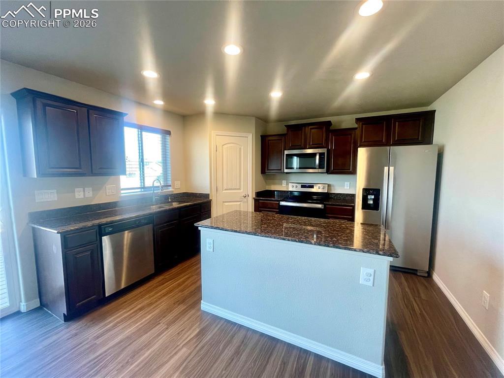 Image 2: Kitchen with granite countertops