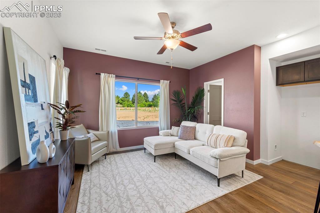 Image 4: Living Room