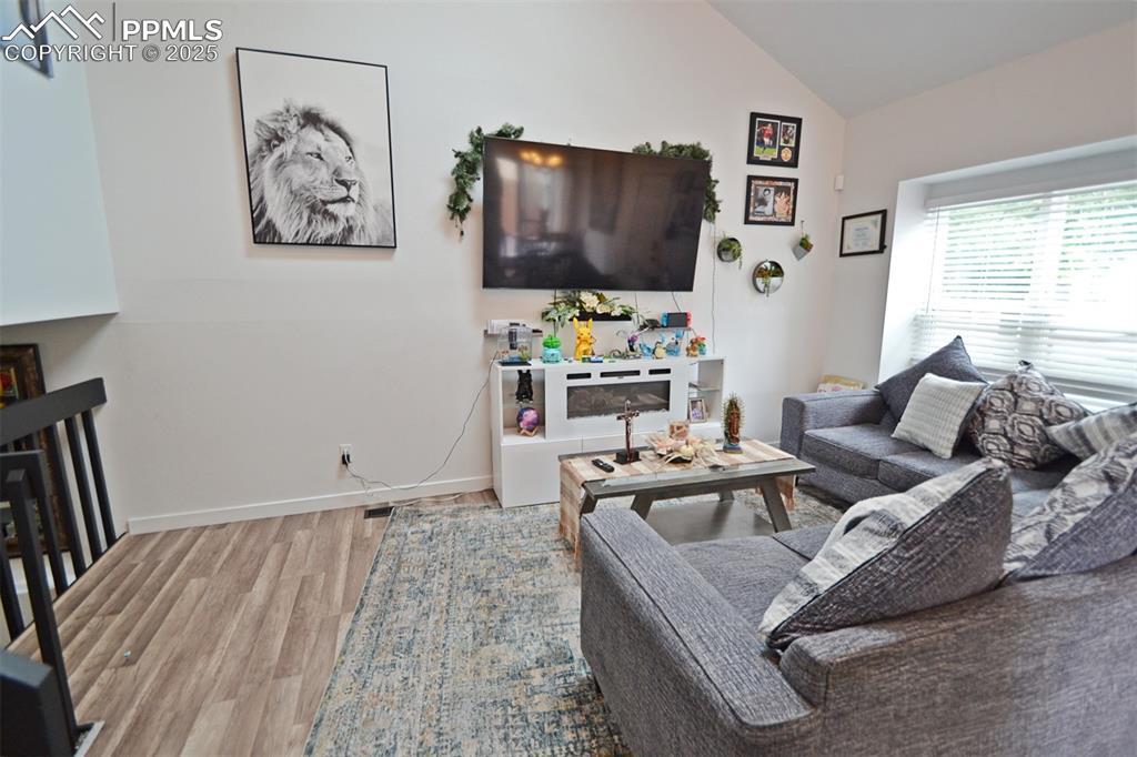 Image 4: Living Room