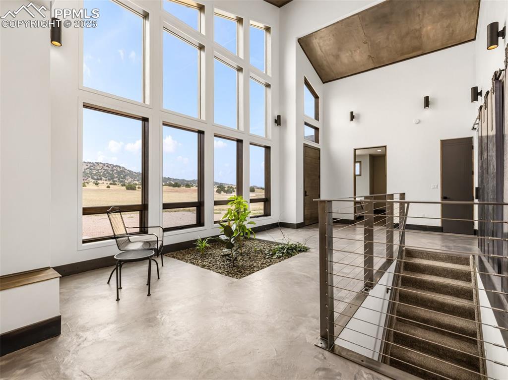 Image 3: Lobby