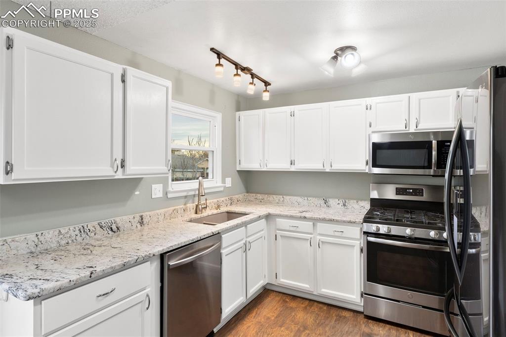 Image 2: Granite countertops, stainless steel appliances, engineered hardwood floors.