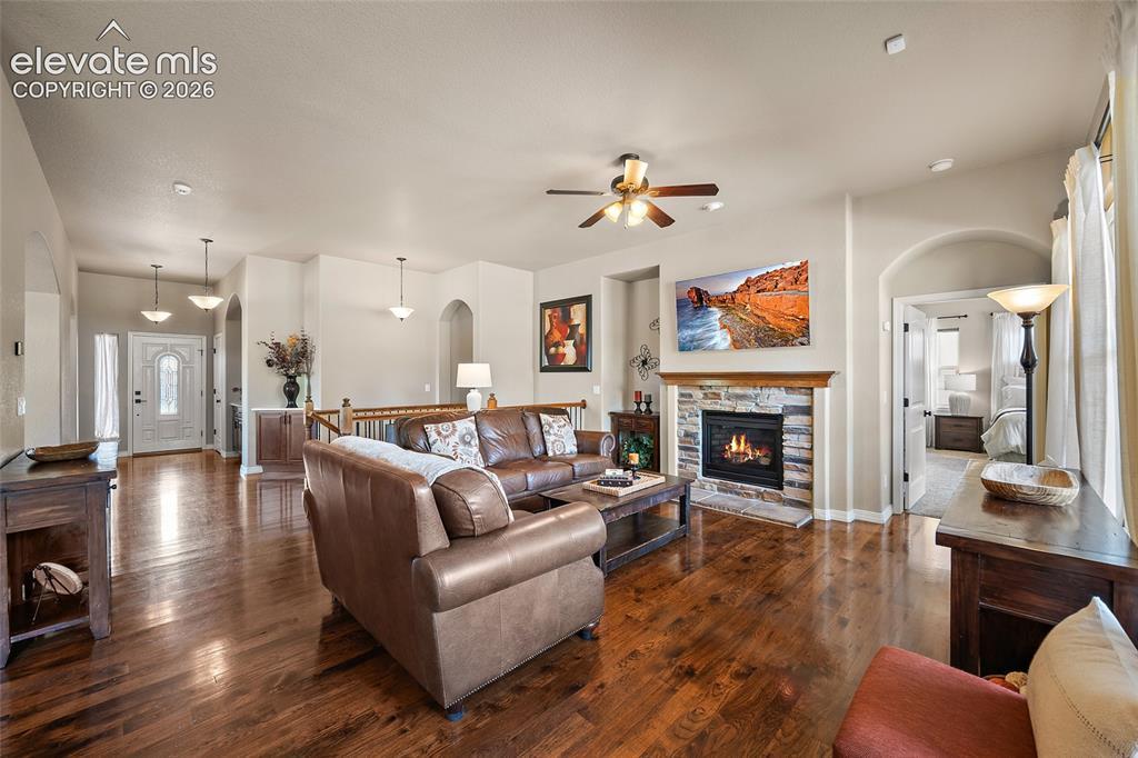 Image 4: Living Room