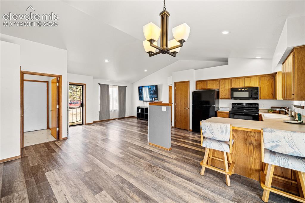 Image 4: Kitchen