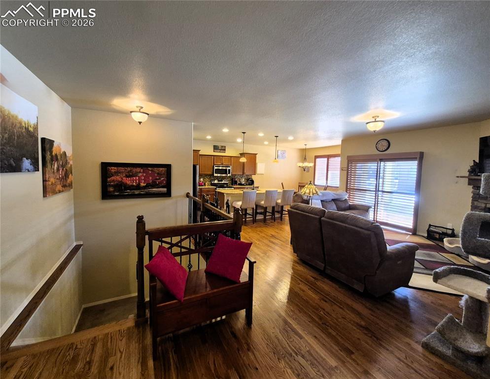 Image 4: Living Room