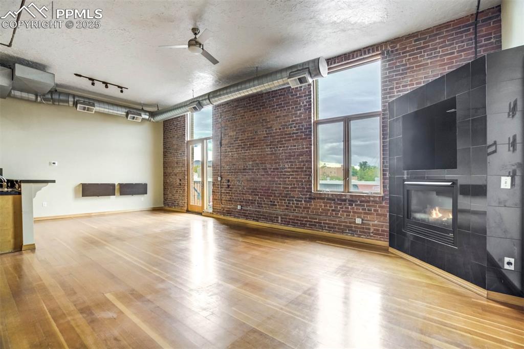 Image 3: Living Room