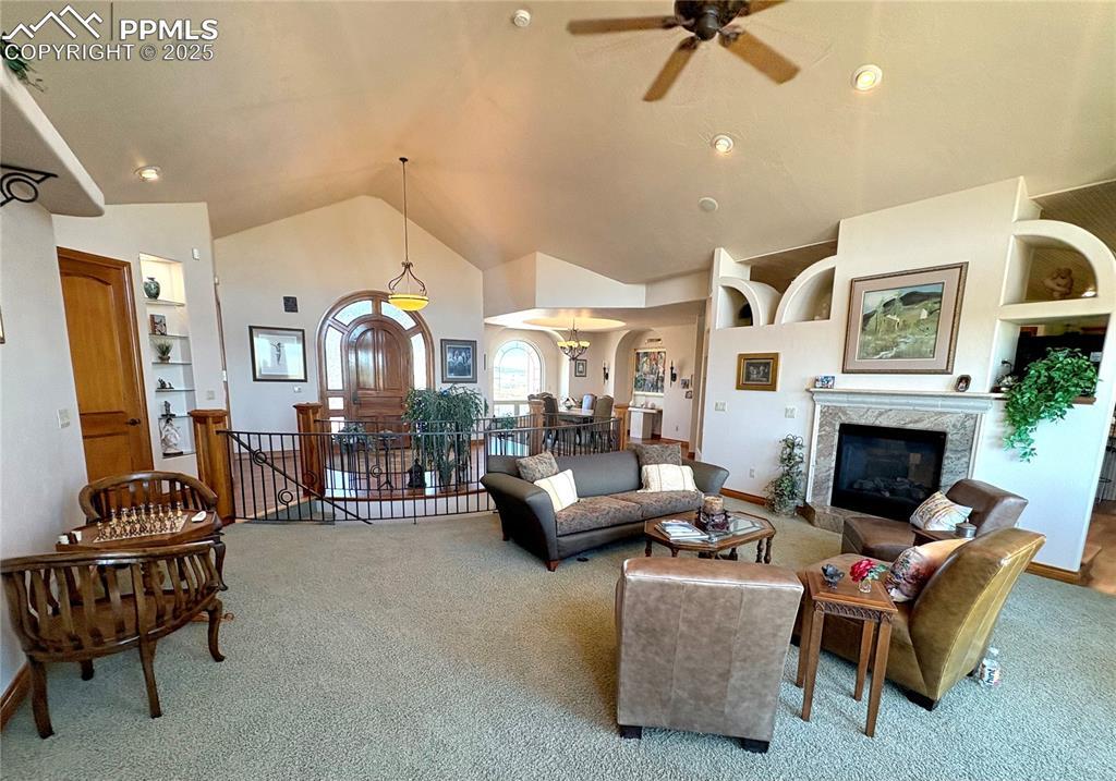 Image 4: Living Room
