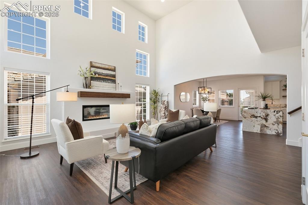 Image 4: Living Room