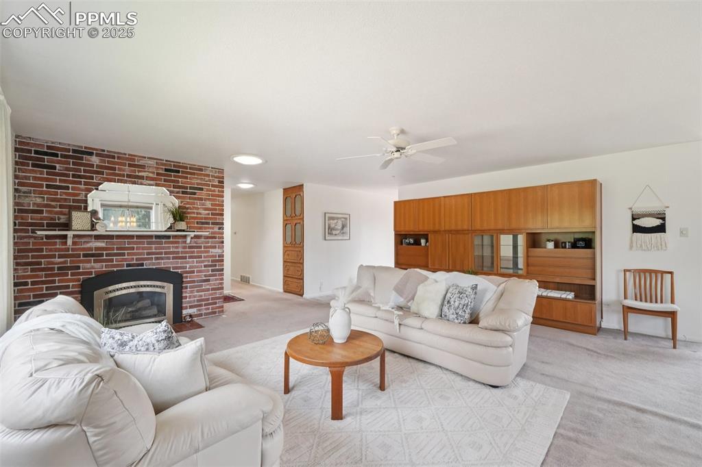 Image 4: Living Room
