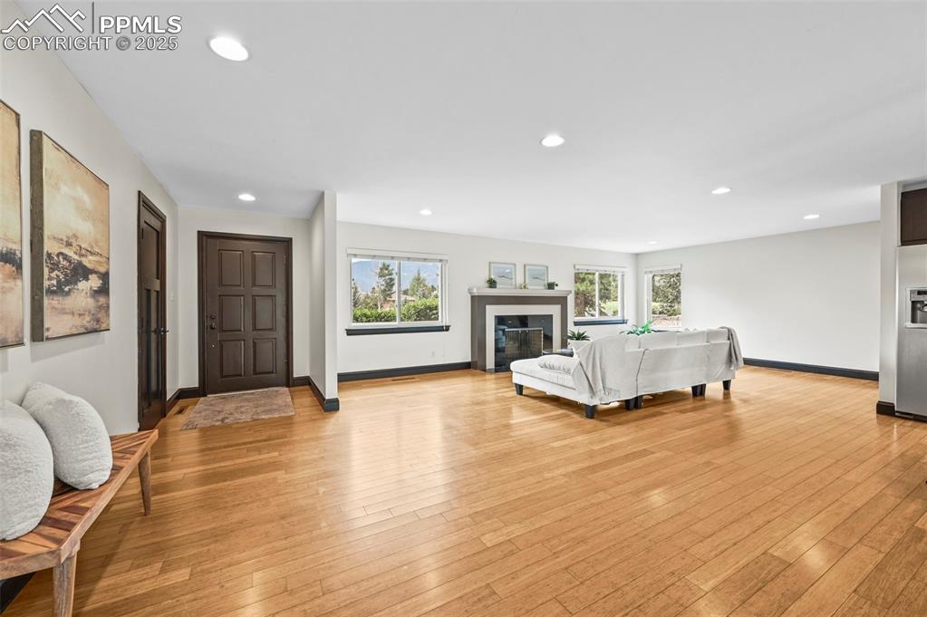 Image 4: Living Room
