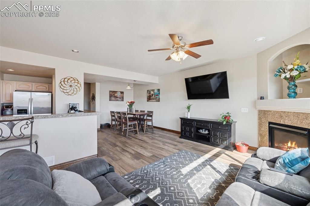 Image 4: Living Room