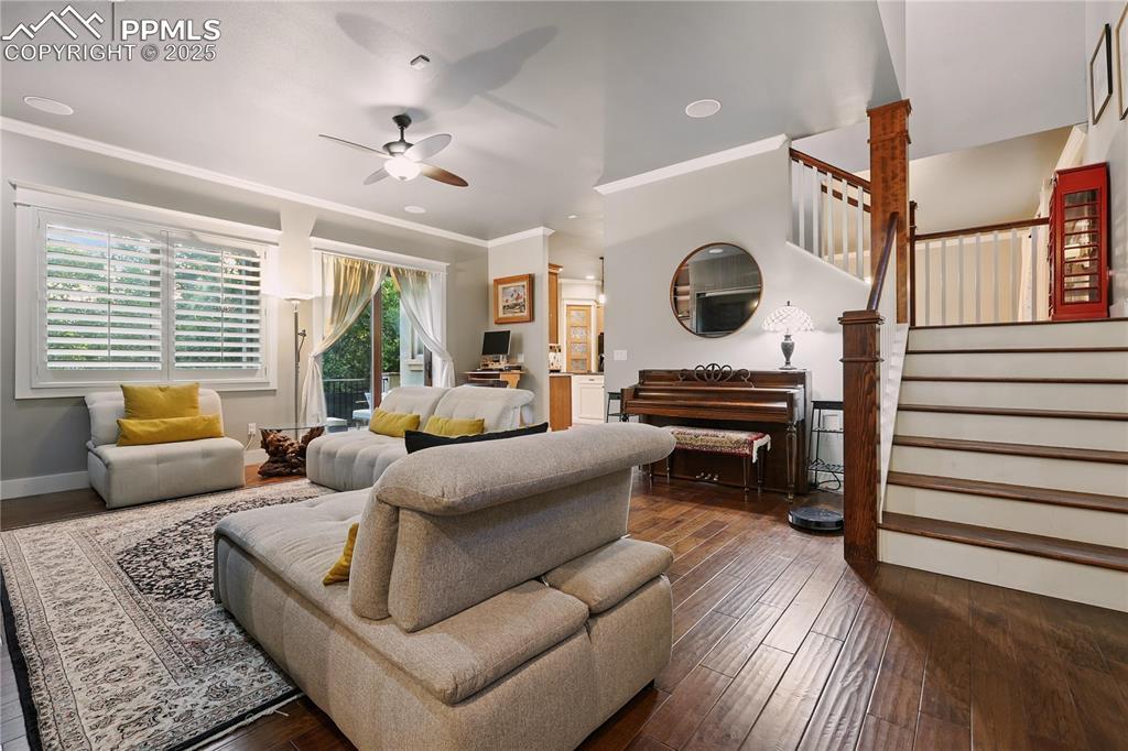 Image 4: Living Room