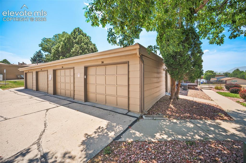 Image 2: Garage