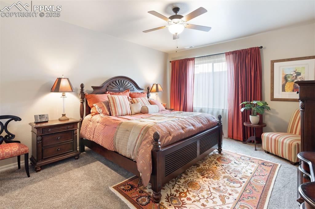 Image 4: Bedroom
