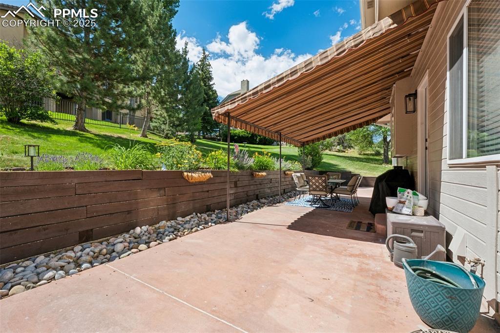 Image 4: View of patio with outdoor dining area